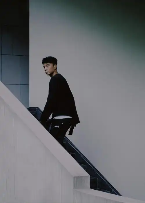 李克勤与王赫野破次元同框合作让网友们表示十分惊喜