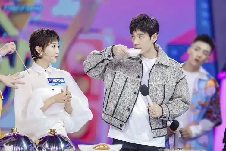 李光洁《快本》挑战"另类"美食 与何炅费启鸣王子异被侃"怕虫四子"