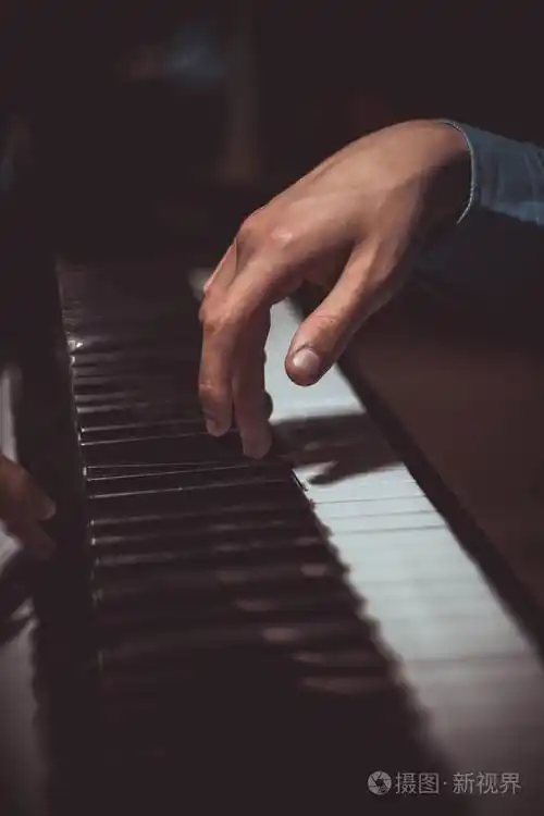 在音乐学校,手掌放在琴键上弹奏键盘乐器.学生学会玩.手钢琴家.