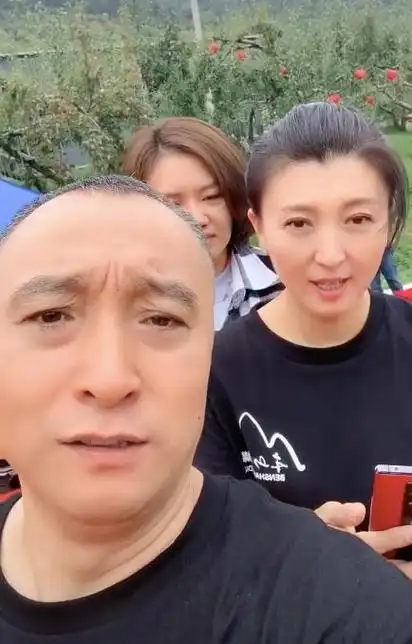 由于与林越的长时间分居,有一次闫学晶突然回家想给丈夫一个惊喜,却