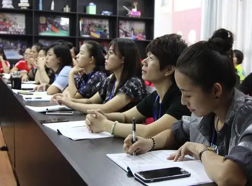 "海南卓越教师王珊珊工作室"百名教师侵入式跟岗培训活动