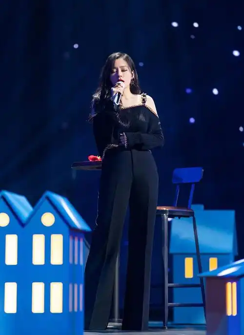 张靓颖穿衣有自己的特点,露肩上衣非要配拖地裤,看着腿可真长|一字肩