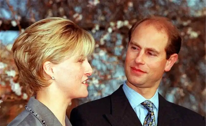 老照片:1923年到2010年英国皇室婚礼,图2英国女王与丈夫合影!