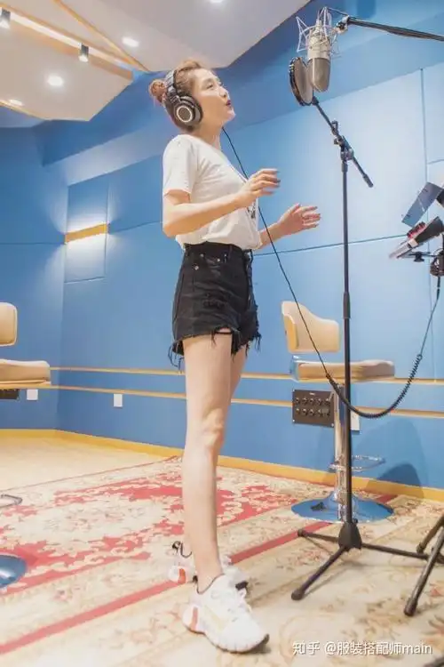 玲花这回穿得真嫩卡通t恤配短裤秀女团腿扎小辫儿减龄又甜美