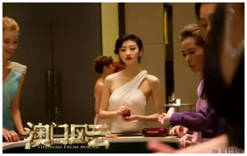 景甜香槟色长裙凸显好身材曲线曼妙肌肤娇嫩性感迷人