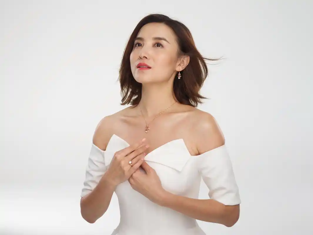 宋佳 棚拍未修超清图生图 白衣美照