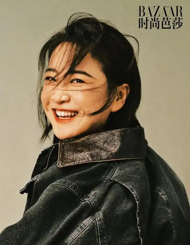 42岁贾玲首登时尚芭莎封面穿热裤大秀美腿侧颜鲨绝了