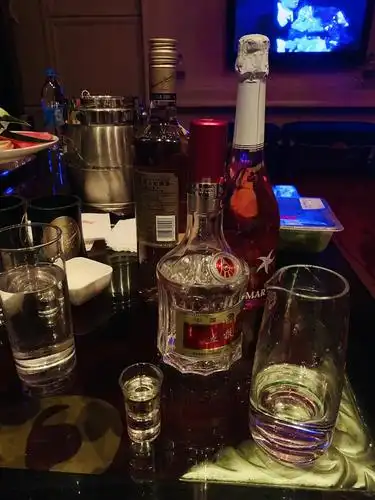 在ktv里喝白酒也是没谁了