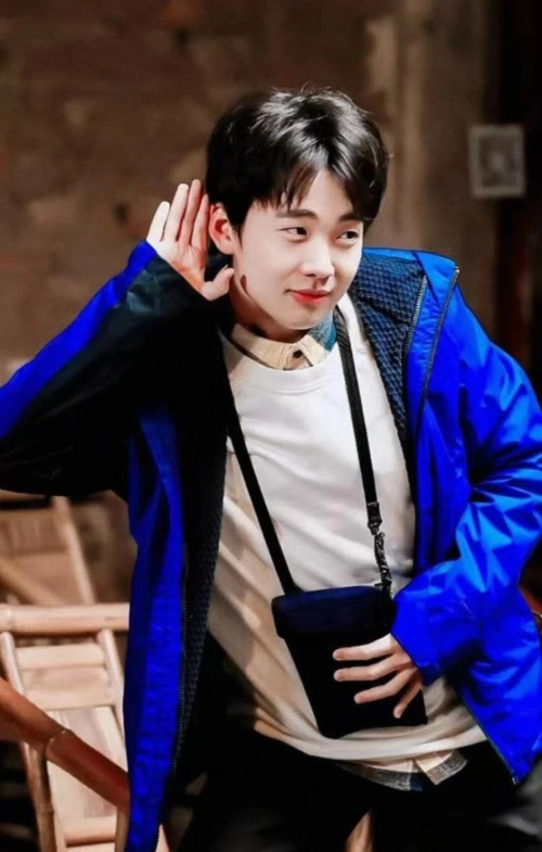 郭麒麟疑遭《奔跑吧》恶意对待,出场配侮辱性歌词:很肥,愚蠢_腾讯新闻