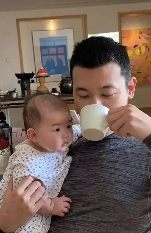朱珠老公晒父女同框,女儿嘴馋紧盯爸爸,王昀佳拿着奶嘴喝咖啡