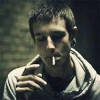 沧桑男人抽烟照片_微信头像图片大全