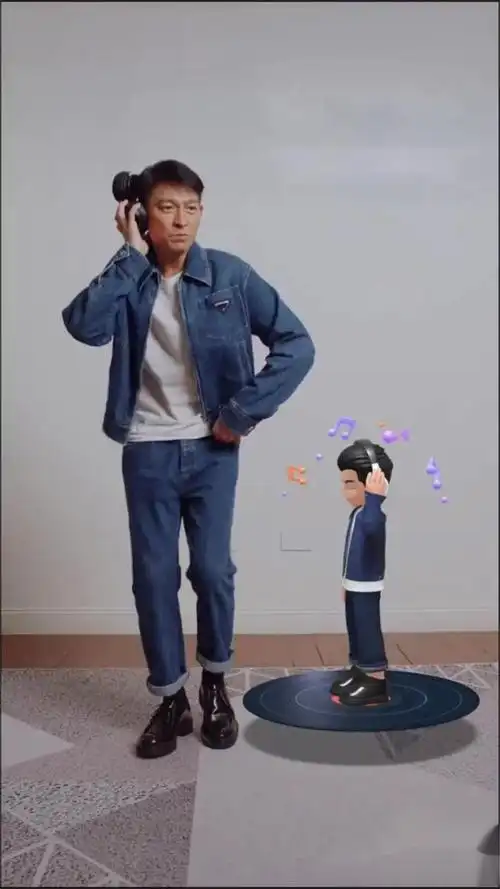 刘德华网络演唱会前宣传造型,一身牛仔套装内搭白色t恤,脚上则搭配了