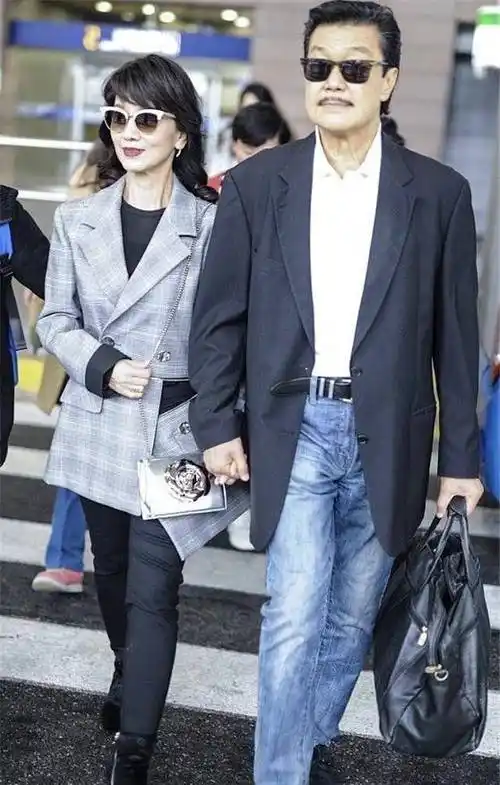 66岁赵雅芝为戏卸妆,"原形毕露"惹争议,真心疼她老公_黄汉伟_生活