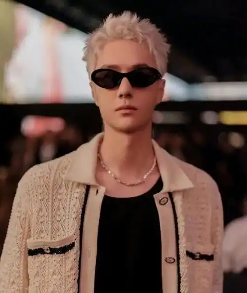 王一博在巴黎时装周上一鸣惊人,一头金色长发,身穿香奈儿最新一期的