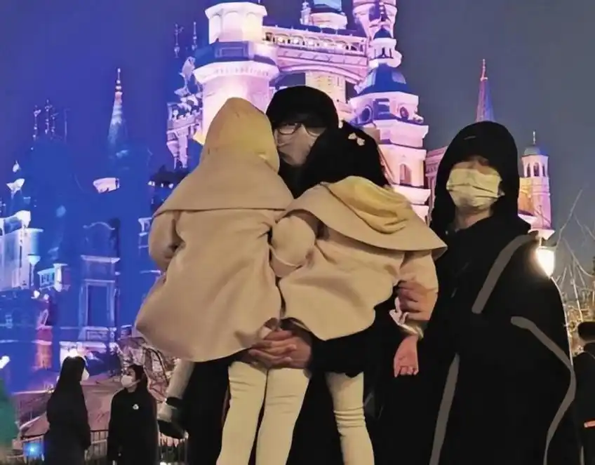 张杰首次公开一家五口合照,演唱会上过父亲节,场面浪漫又温馨!