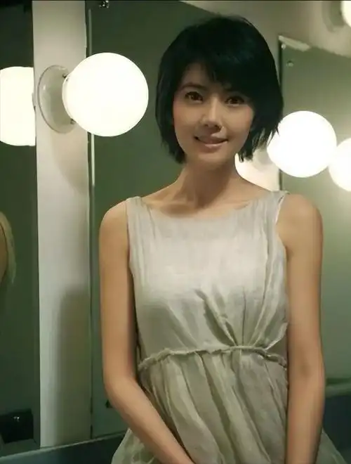 没想到高圆圆身材这么好!腰臀比很惊艳,穿红裙优雅又高级