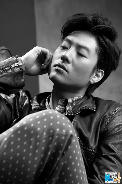 凌潇肃首曝黑白大片 释放熟男荷尔蒙