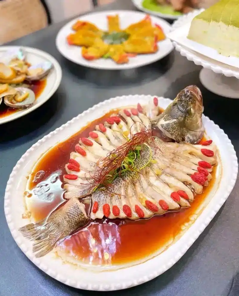朋友请客吃饭饭局期间发现这道清蒸鱼特别好吃,不仅摆盘造型很漂亮