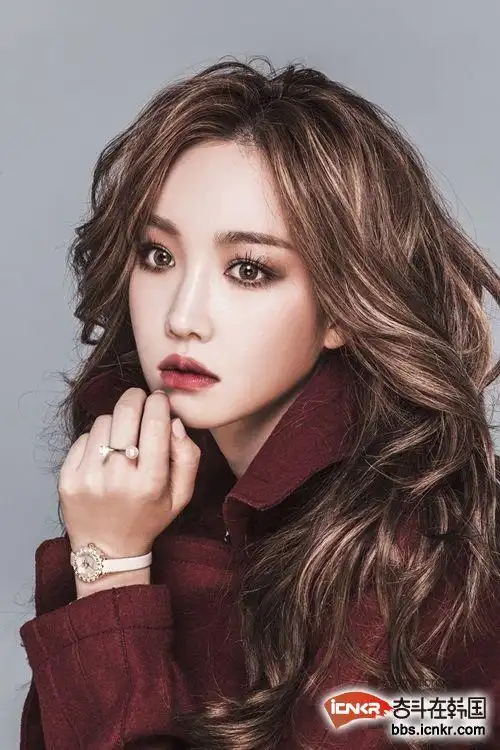 韩国演员李宥利拍写真 展古典优雅魅力