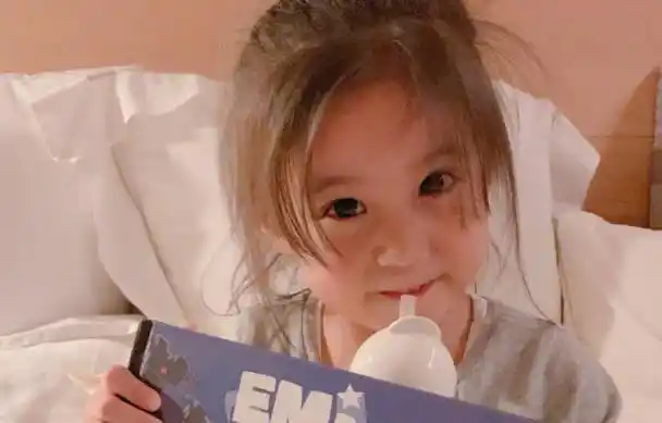 小糯米近照曝光一双长腿太抢镜网友完美继承杨幂的美貌