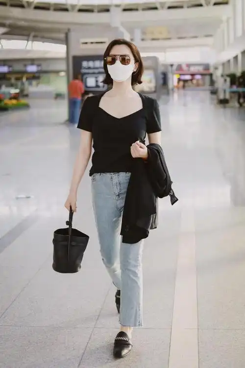 女人到了45岁放弃牛仔裤配小白鞋吧瞧董卿这样穿太气质