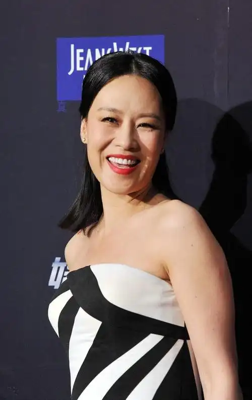 离开滤镜太现实了!邬君梅生图下掩盖不住衰老,完全是靠气场撑着