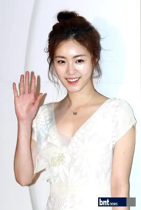 p>李沇熹(lee yeon hee),1988年2月26日出生于韩国,韩国女演员,模特.