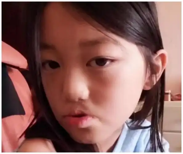 李嫣终于又晒正脸照她嘴巴和普通孩子一样了染回黑发倍显乖巧