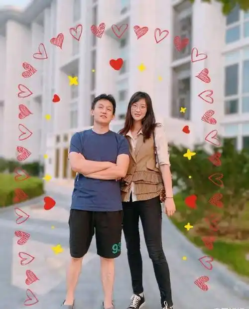 惠若琪老公生日夫妻恩爱同框,老杨紧挨老婆憨笑,夫妻相越来越浓