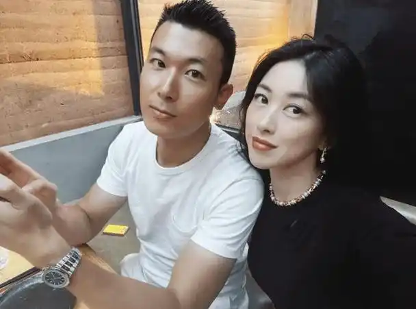 朱珠秀恩爱,王昀佳被调侃是富婆收割机