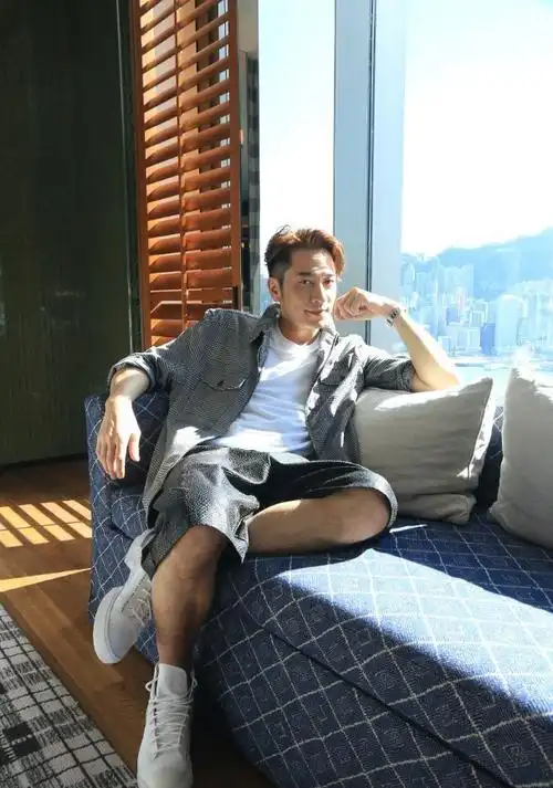 简介:吴卓羲格纹衫帅气写真图片,分享一组吴卓羲图片给大家,图中的