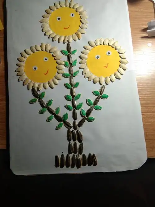 把瓜子皮粘好,这幅画就完成了