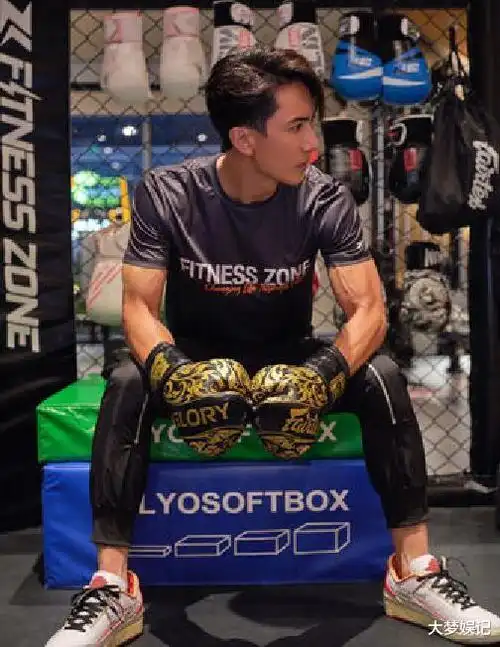 吴尊长期保持运动习惯,就连之前移居上海,也会天天在阳台上认真健身