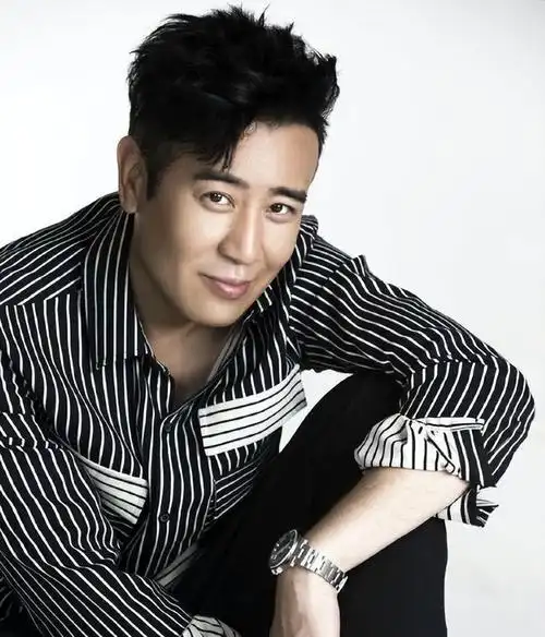 于和伟:和小14岁女星传绯闻,结发妻子也是演员,不是杨童舒