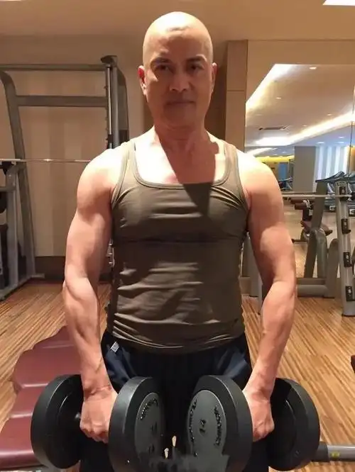 生活中的吕良伟是一个非常热爱运动的人,也会经常在微博上晒出自己的