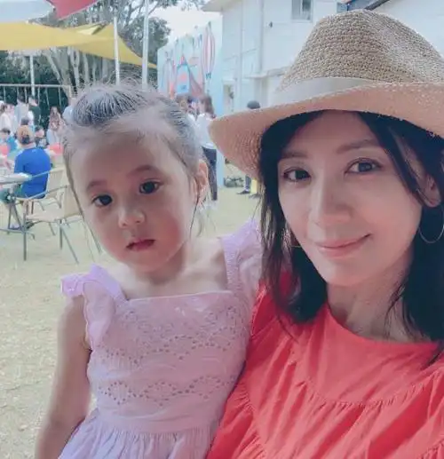 贾静雯关颖一起带娃玩咘咘婴儿肥明显比大她几个月的姐姐还高