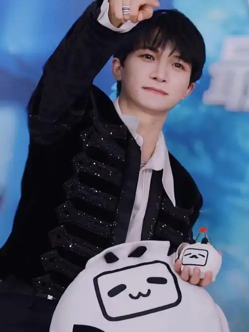 想要完整图的私信我哦周深美图