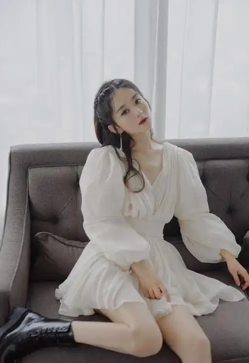 还能为整个look增添更多的时尚元素,立马展现出赵丽颖大长腿的优势