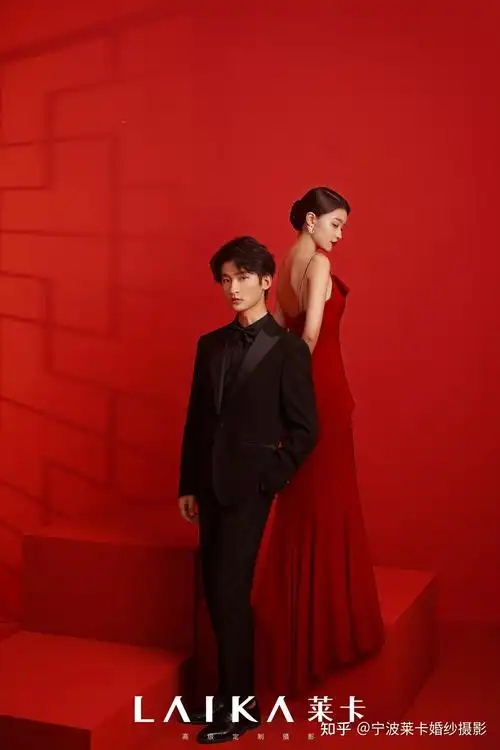 红作为背景,简单又带有喜庆的清晰,光影交加最能烘托新人婚纱照的氛围