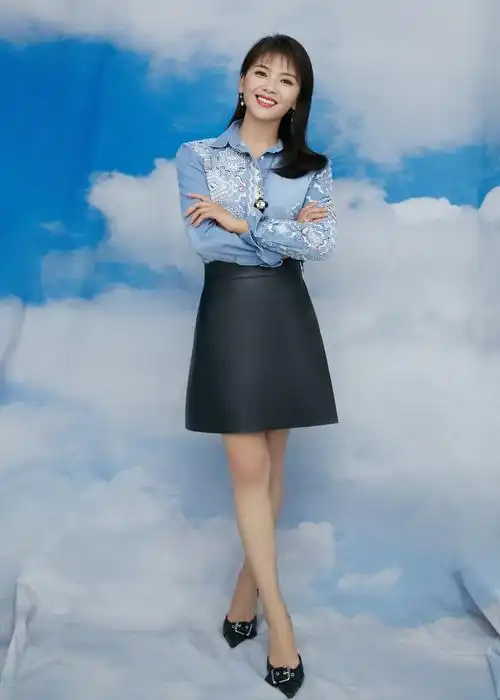 42岁刘涛晒近照,土味背景板不掩优雅气质,一双筷子腿太吸睛