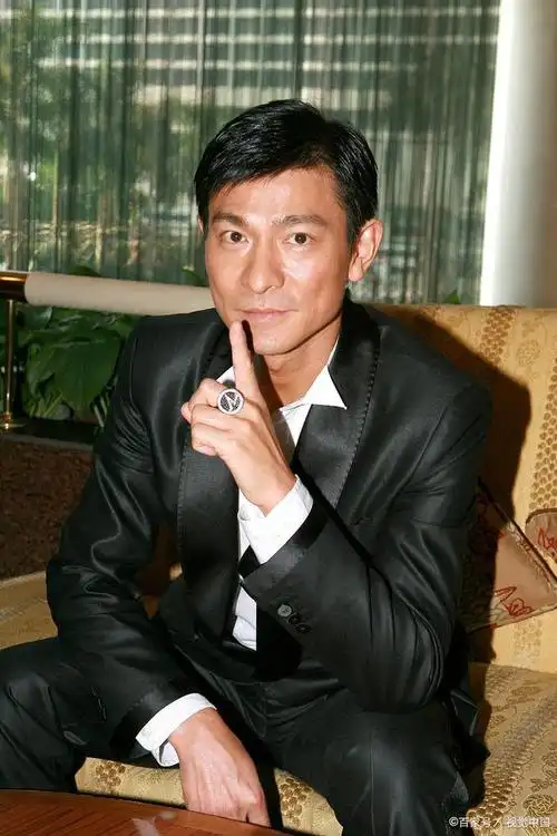 刘德华,这个几乎代表着中国娱乐圈常青树的名字,在年过61岁之际,依然