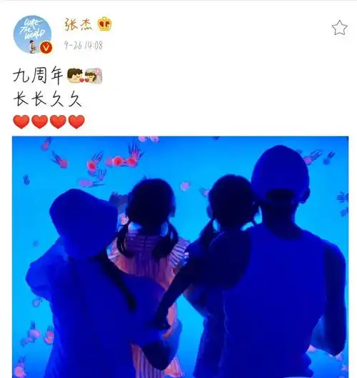 上个月,张杰和谢娜一起去接女儿放学被拍,两个娃娃已经长高了不少看