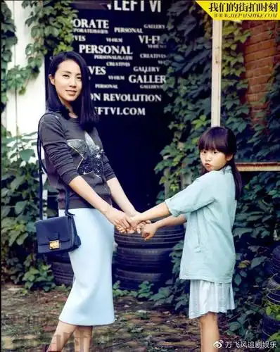 多多罕晒童年照表白妈妈说爱你被孙莉抱在怀里亲吻超软萌