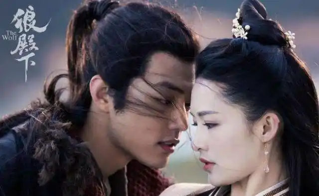 诛仙1花絮肖战搂李沁脖子一年前肖战就曾是李沁绯闻男友