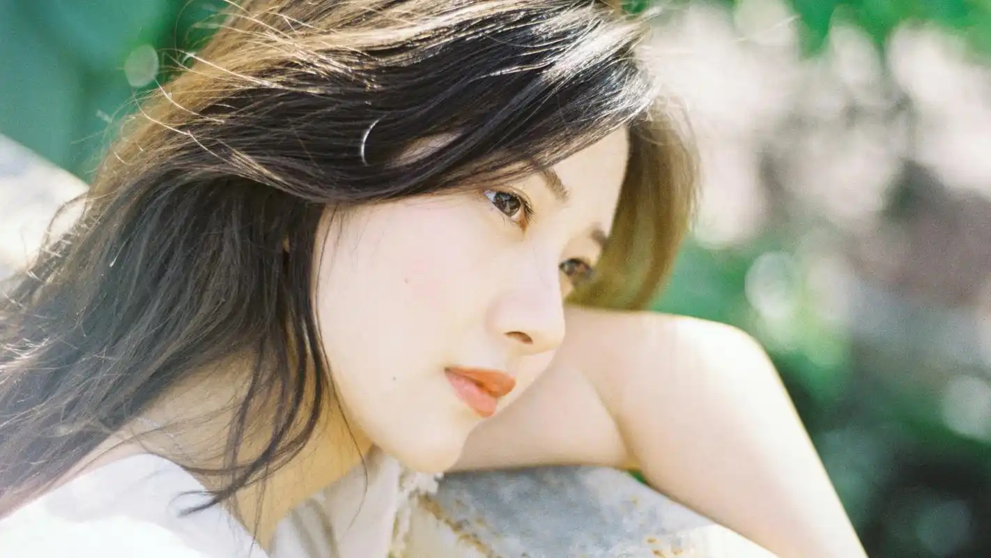 唯美长发白裙美女图片壁纸