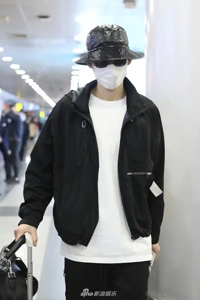 17 09:01:05 1 / 4 新浪娱乐讯 2021年3月16日,北京,张翰现身机场.