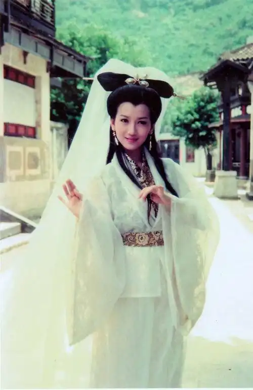 不愧是最美白娘子64岁的赵雅芝穿上白色连衣裙依旧美如天仙