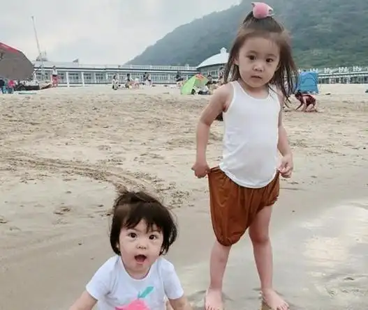 贾静雯晒照片为波妞2岁庆生一家四口都是大双眼皮基因太强大