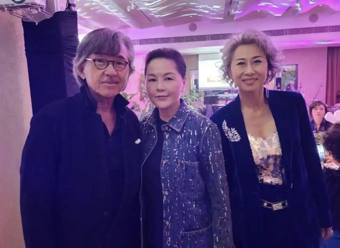 林子祥两任妻子同框,前妻搭肩合照友好,叶蒨文避讳不同框