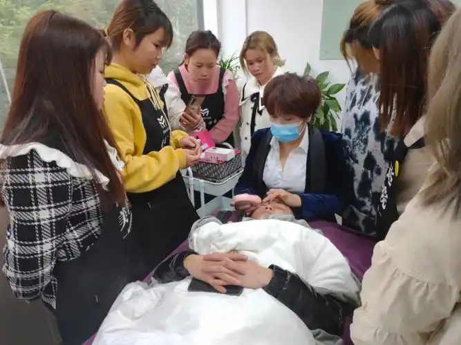 怀化专业美甲美睫培训学校亿美达美甲学校